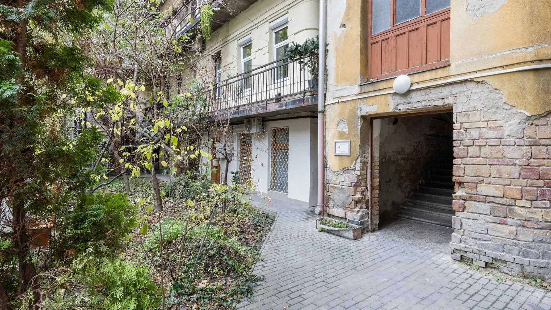 Your 3-Bdrm Apartment At Szimpla Kert Budapest