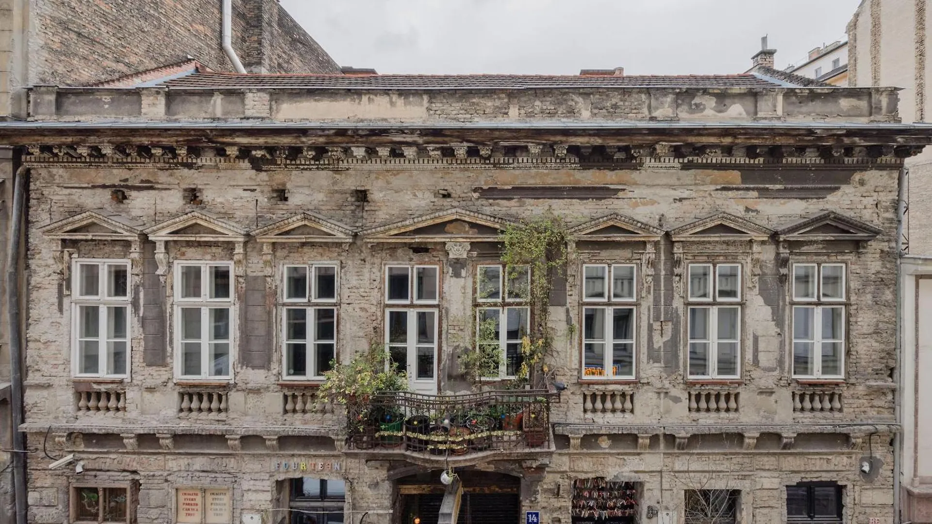 Your 3-Bdrm Apartment At Szimpla Kert Budapest 0*,